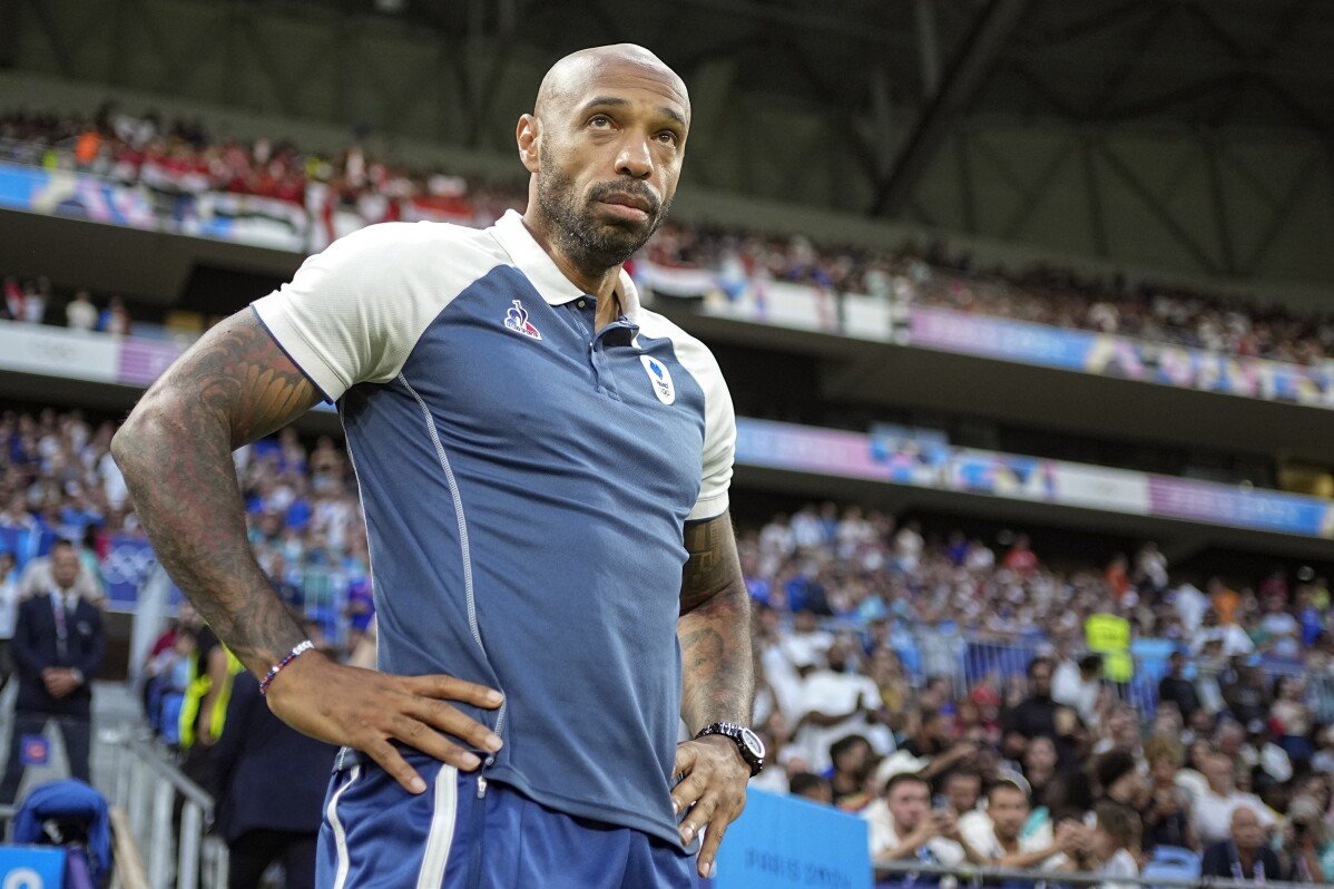 Thierry Henry était aussi cool que possible en tant que joueur. Il montre de l'émotion en tant qu'entraîneur aux Jeux olympiques