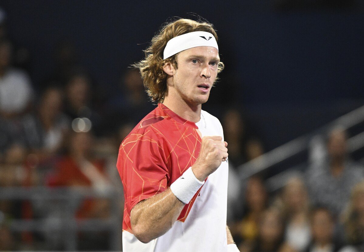 Rublev bat le champion en titre et favori Sinner pour atteindre les demi-finales de Montréal