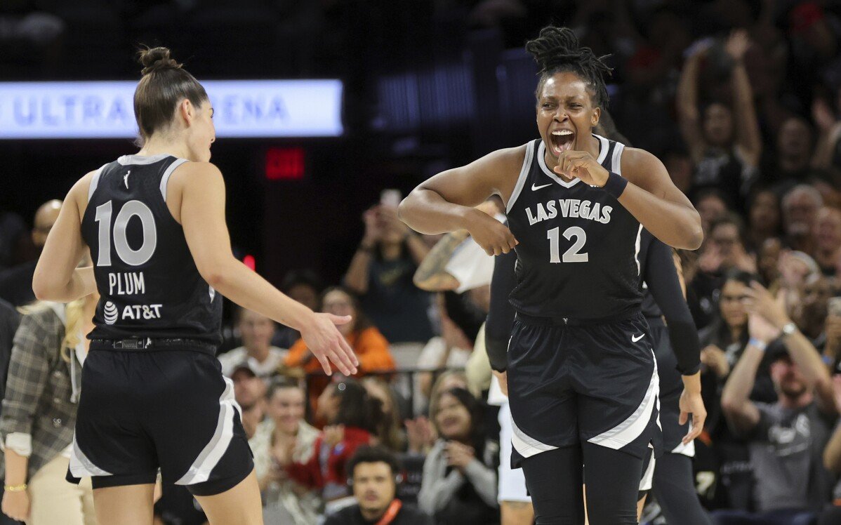 La star Chelsea Gray revient aux Aces, Jackie Young marque 32 points pour aider à arrêter Storm 94-83