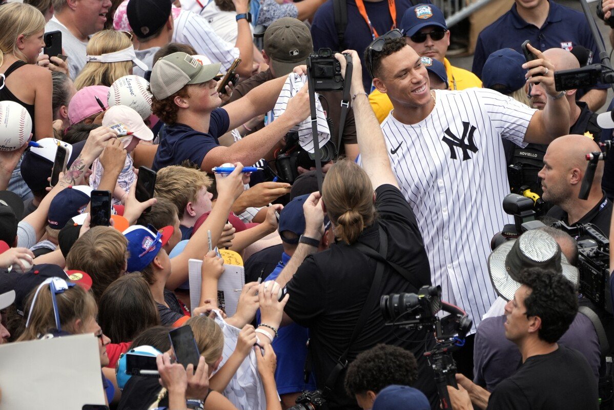 Les Yankees et les Tigers sont des enfants pour une journée, se mêlant parmi les Little Leaguers